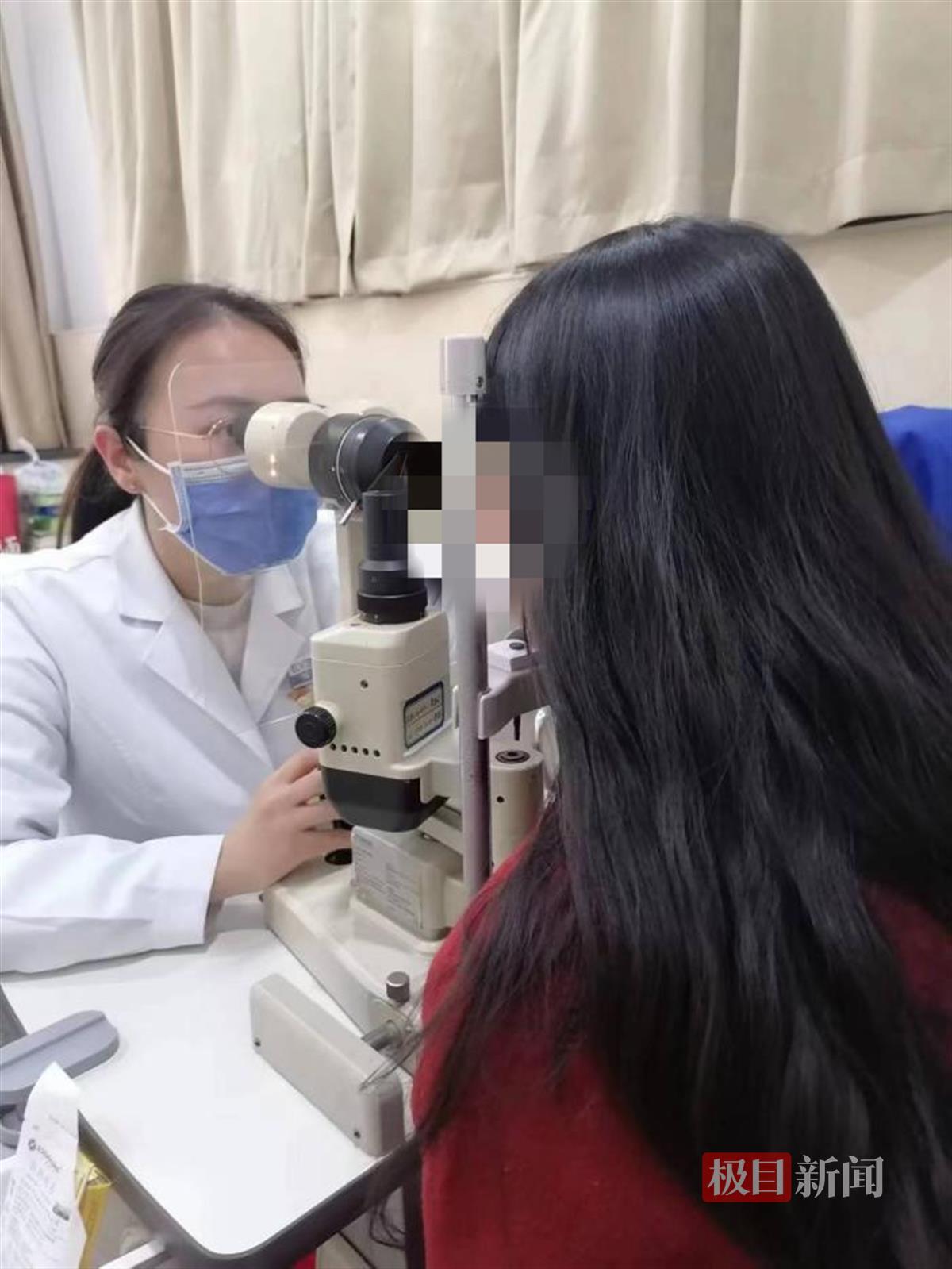 看手机斜视的新闻斜着看电视对眼睛的影响